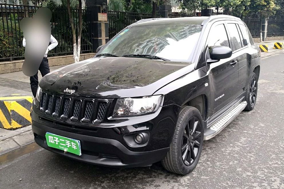 jeep指南者 2013款 2.0l 两驱炫黑豪华版(进口)