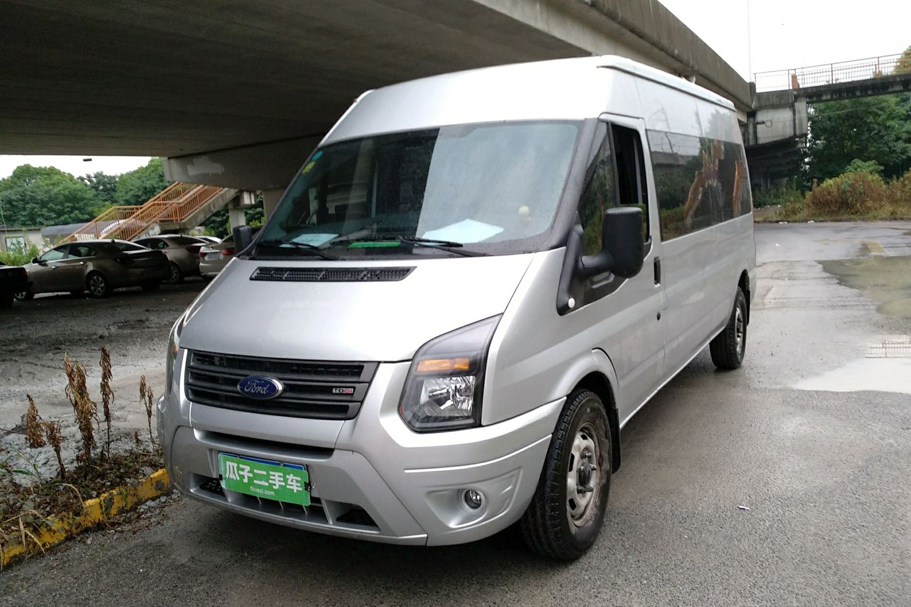 福特 新世代全顺 2016款 2.2t长轴9座中顶豪华型客车135马力