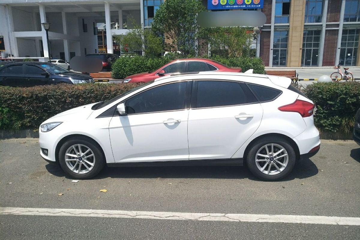 2015款福克斯两厢,2013款福克斯两厢 福特 福克斯 2015款 两厢 1.6l 自动风尚型