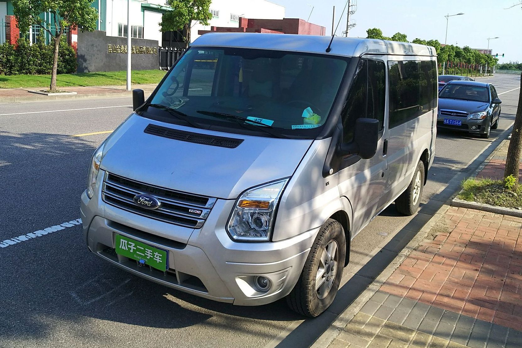 福特 新世代全顺 2015款 2.4t短轴7座中低顶豪华型客车