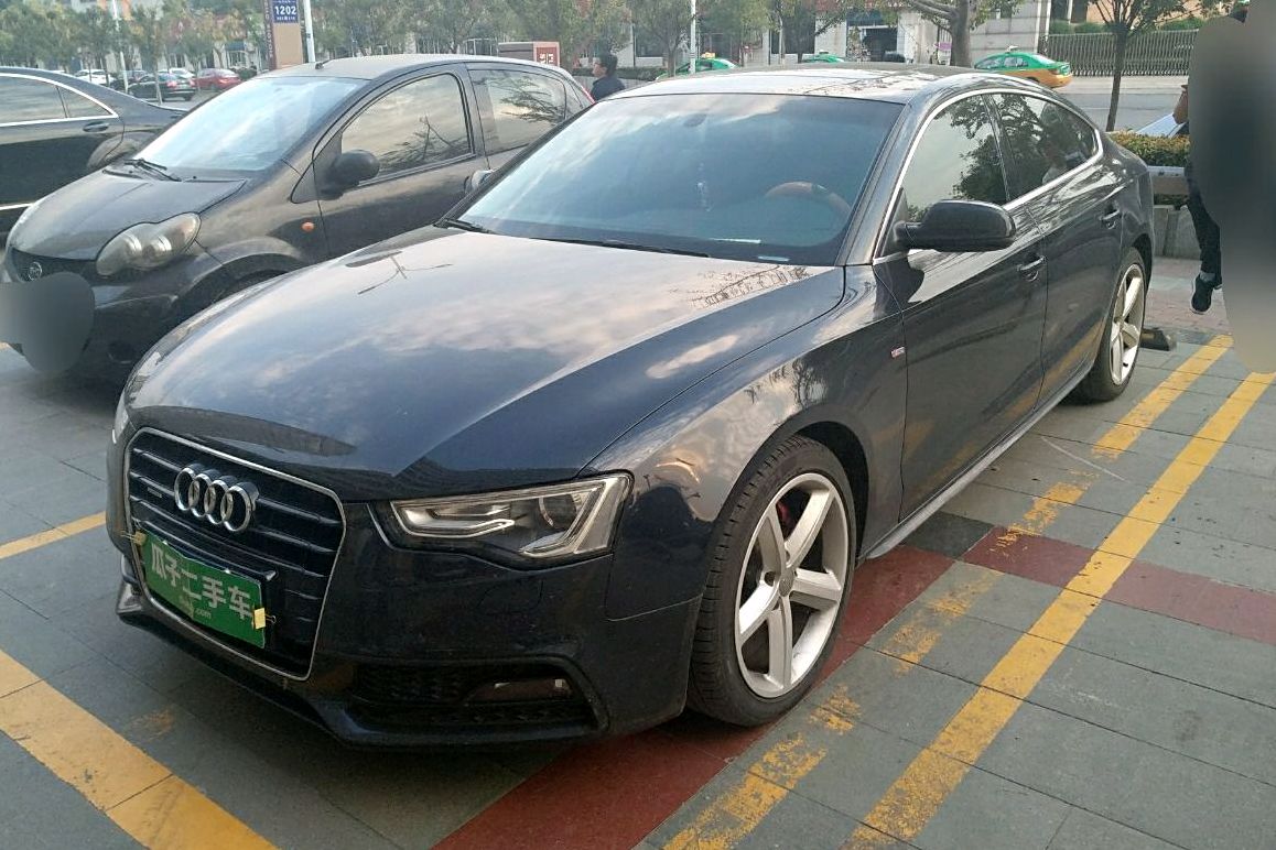 奥迪a5 2012款2.0t四驱掀背定速巡航四座