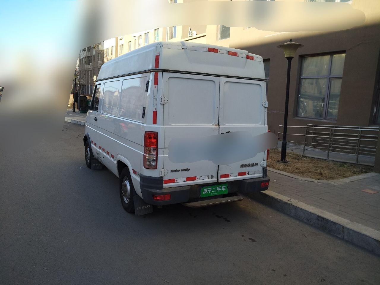 2013款南京依维柯3座柴油手动2.8厢式货车