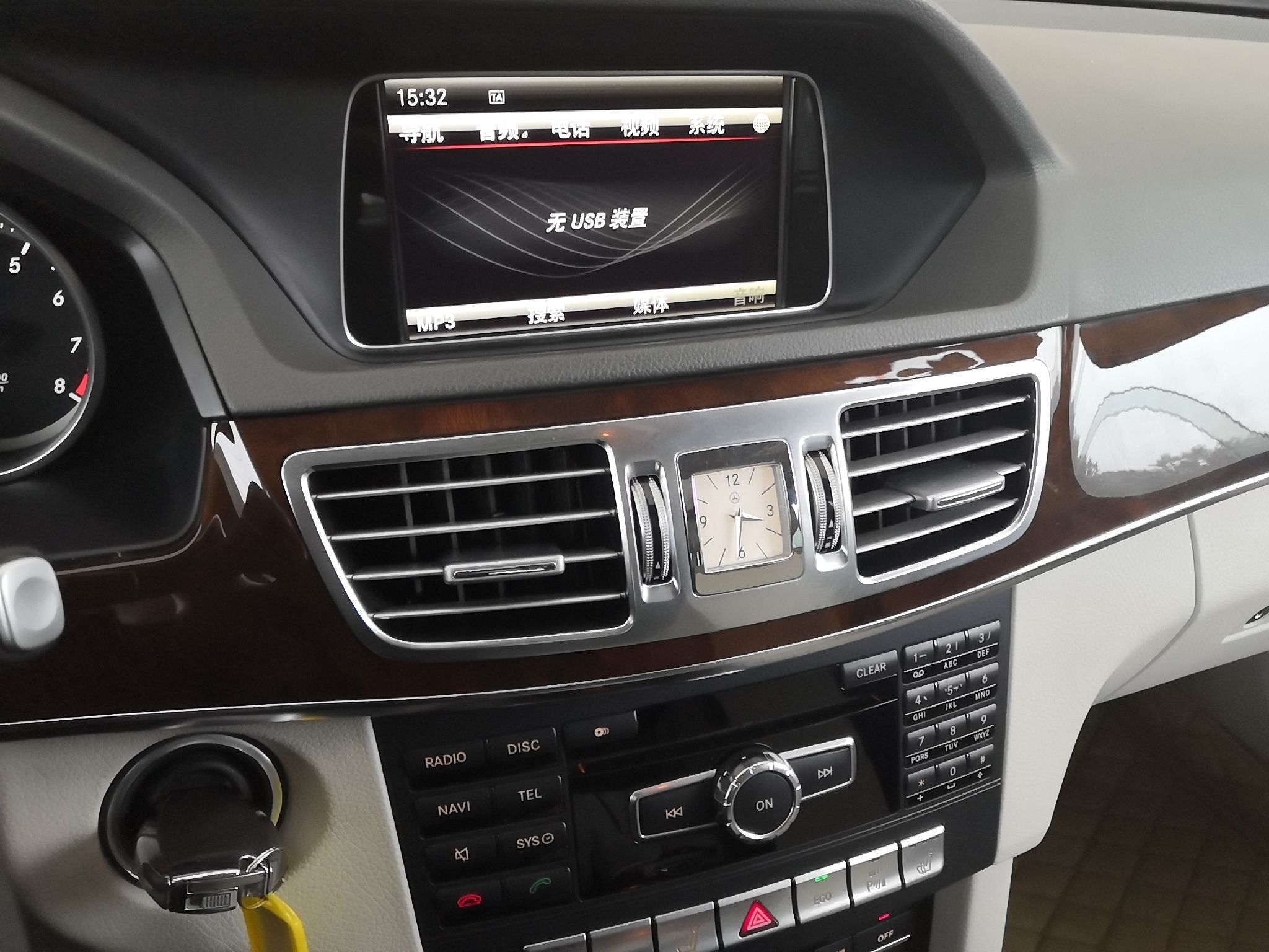 奔驰e级 e260l 2014款 1.8t 自动 汽油 豪华型 (国Ⅳ)