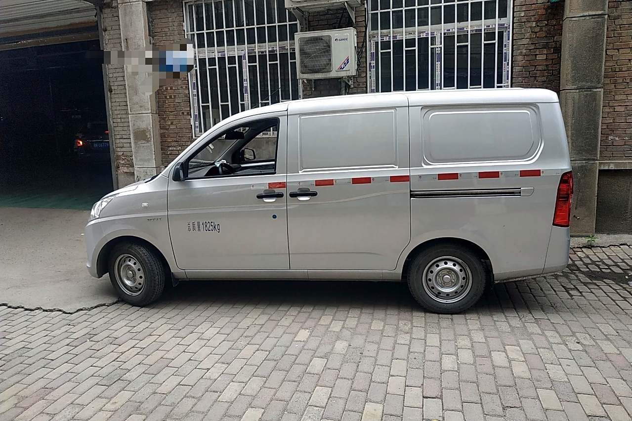 五菱荣光v 2018款1.5l封闭式货车实用型2坐