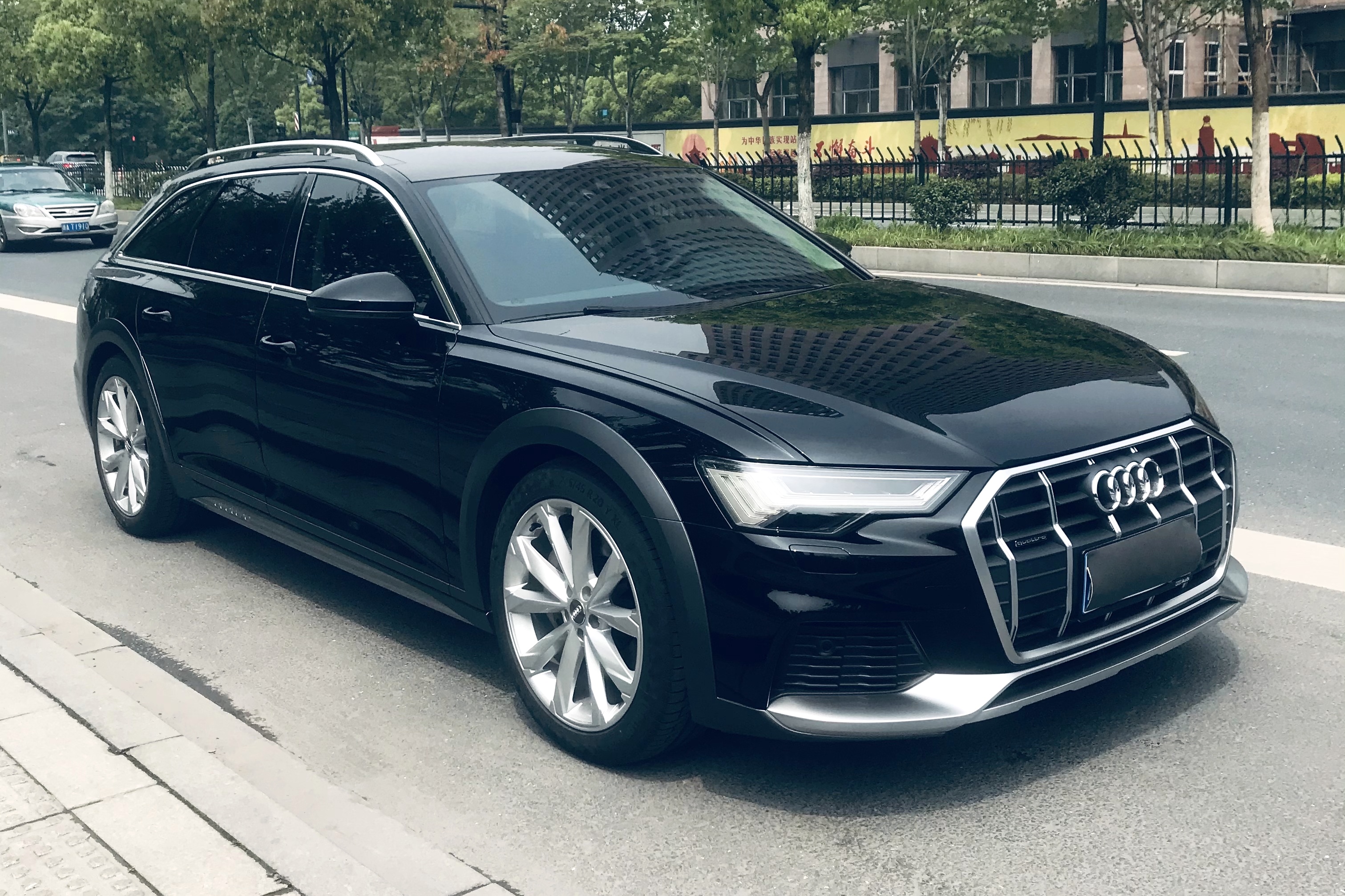 奥迪a6 2021款 allroad 探索家 55 tfsi 尊享越野型(进口)