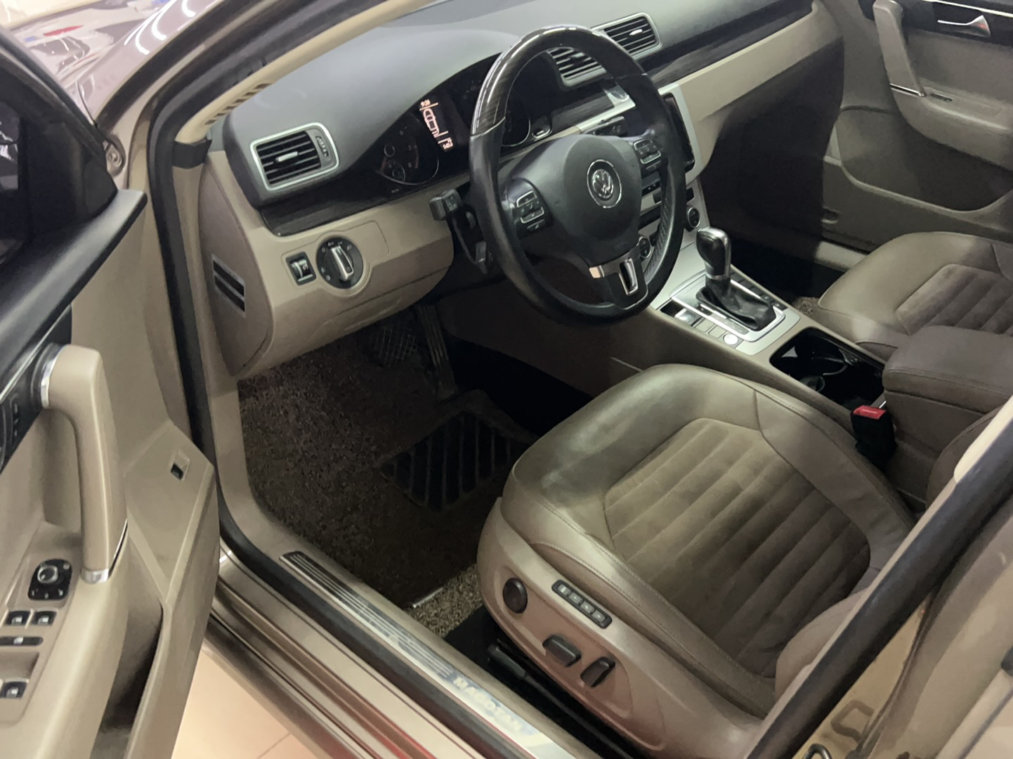 大众 迈腾 2013款 1.8TSI 尊贵型中控内饰7001