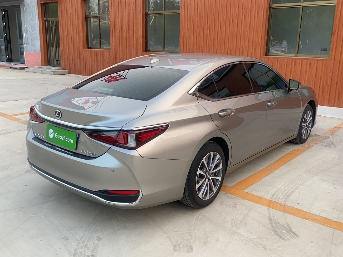 雷克萨斯ES 2023款 200 卓越版车身外观6003