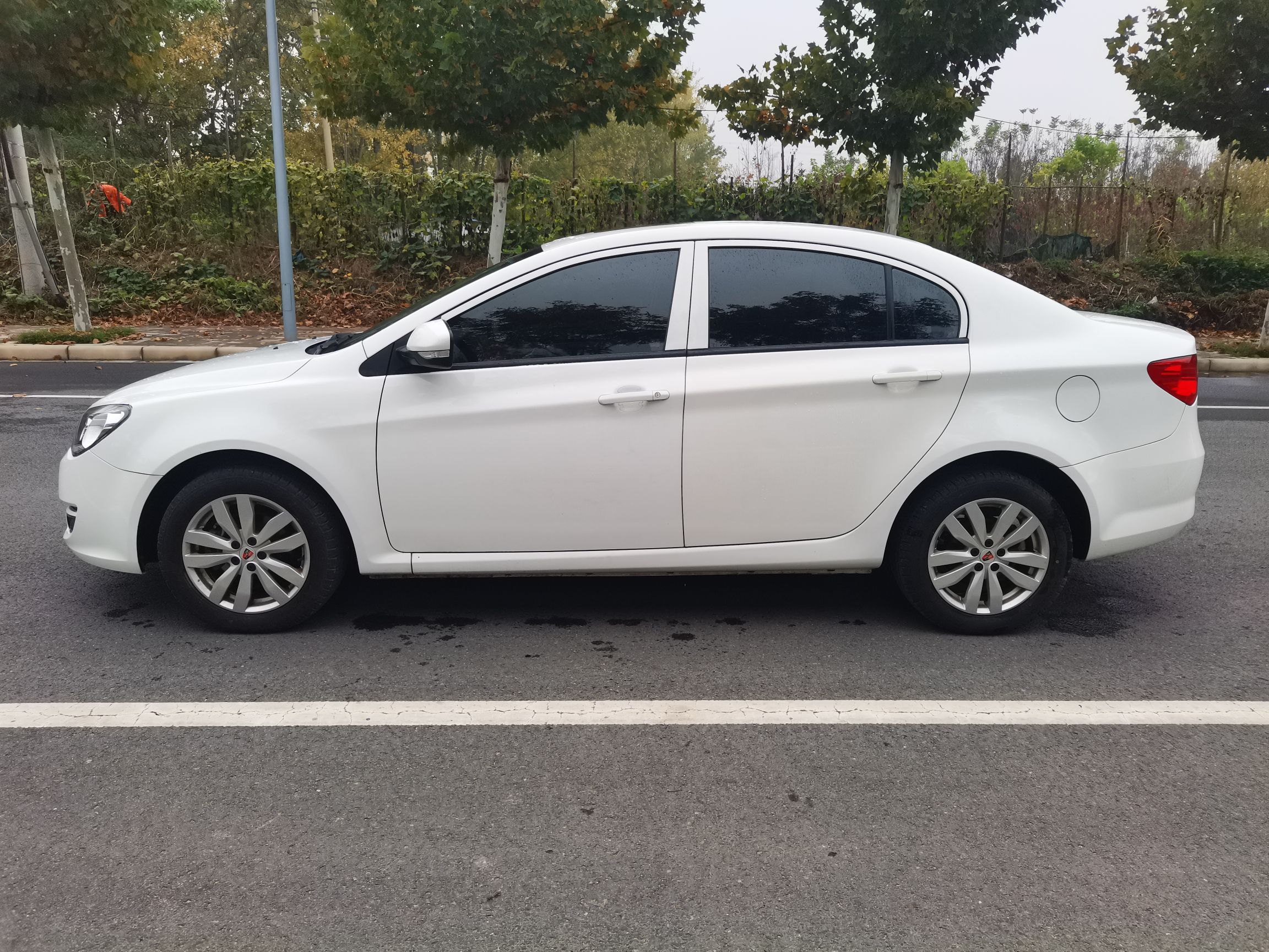 荣威350 2015款 1.5L 自动豪华天窗版车身外观6006