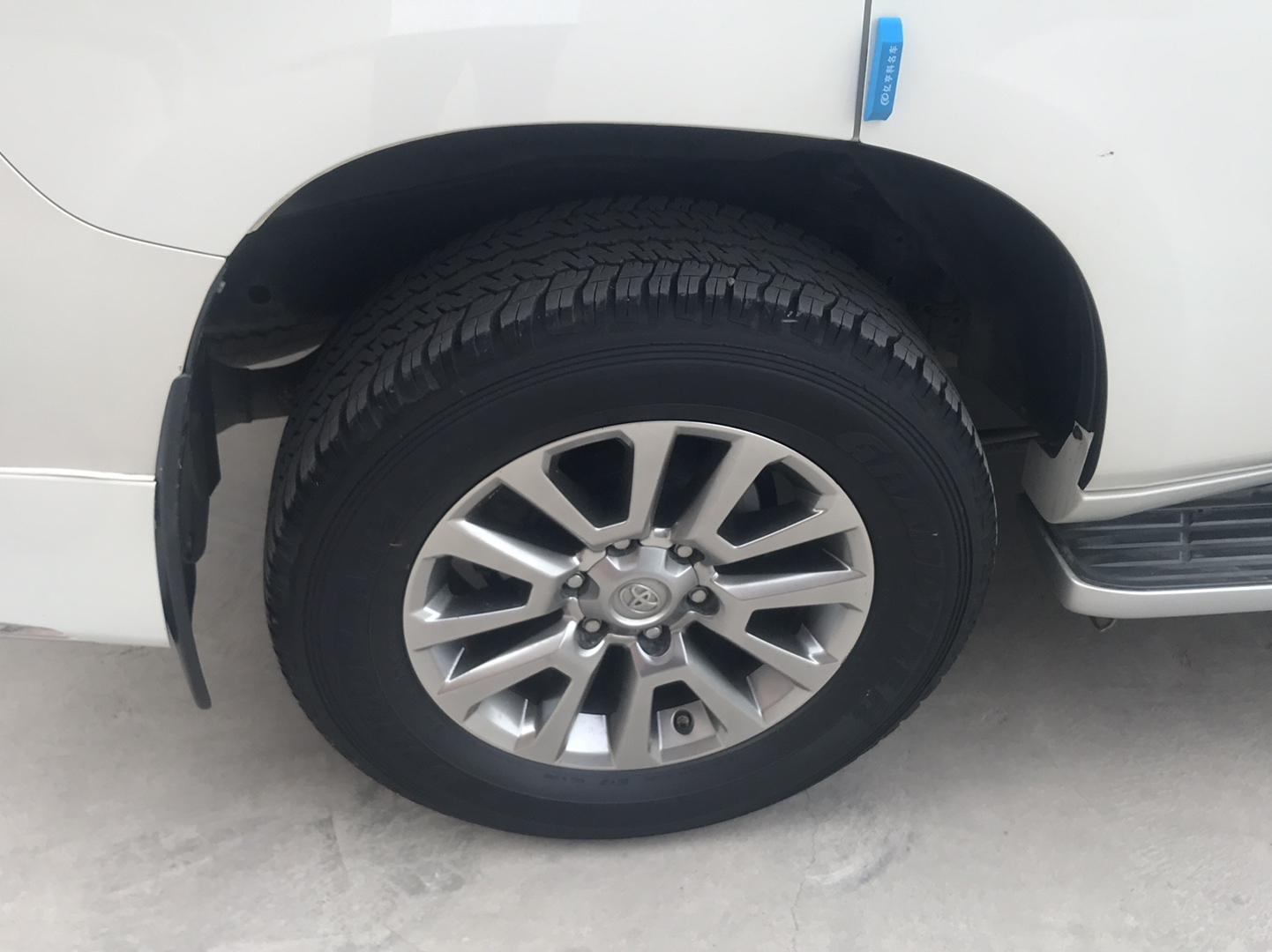 丰田 普拉多 2019款 3.5L 自动TX-L尊享版后挂备胎