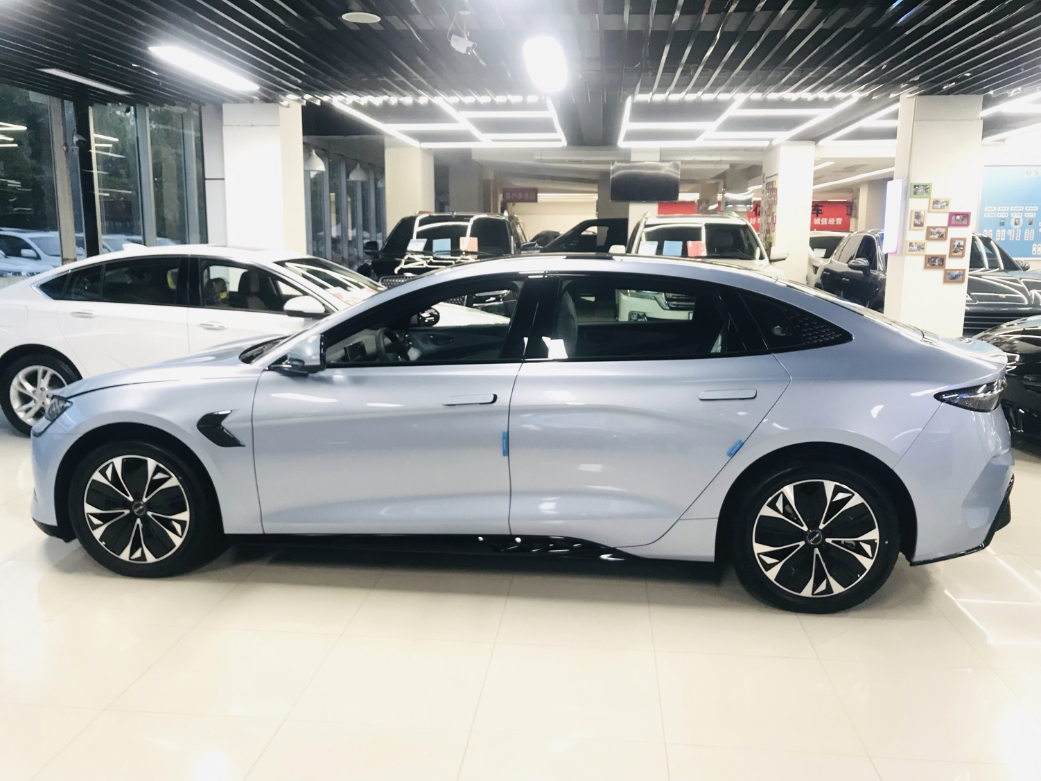 比亚迪 海豹 2022款 550km 标准续航后驱版尊贵型