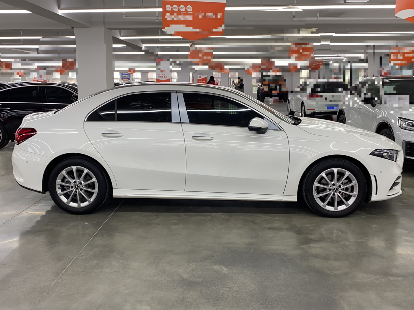 奔驰A级 2022款 改款 A 200 L 运动轿车时尚型