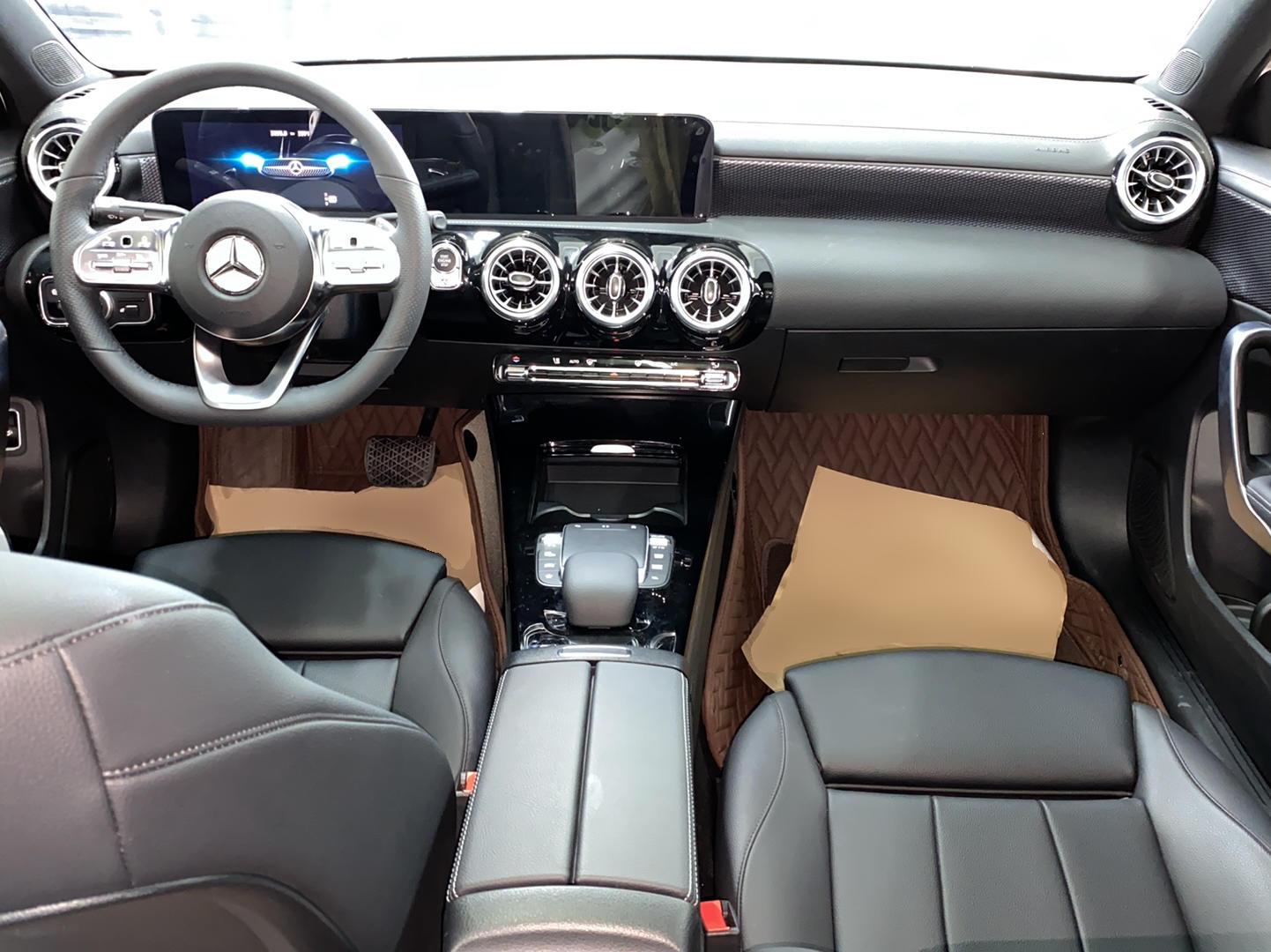 奔驰A级 2022款 改款 A 200 L 运动轿车时尚型