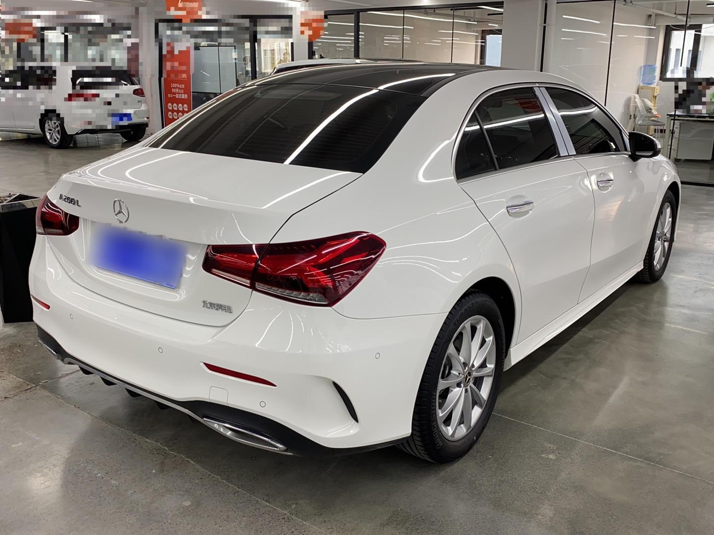 奔驰A级 2022款 改款 A 200 L 运动轿车时尚型