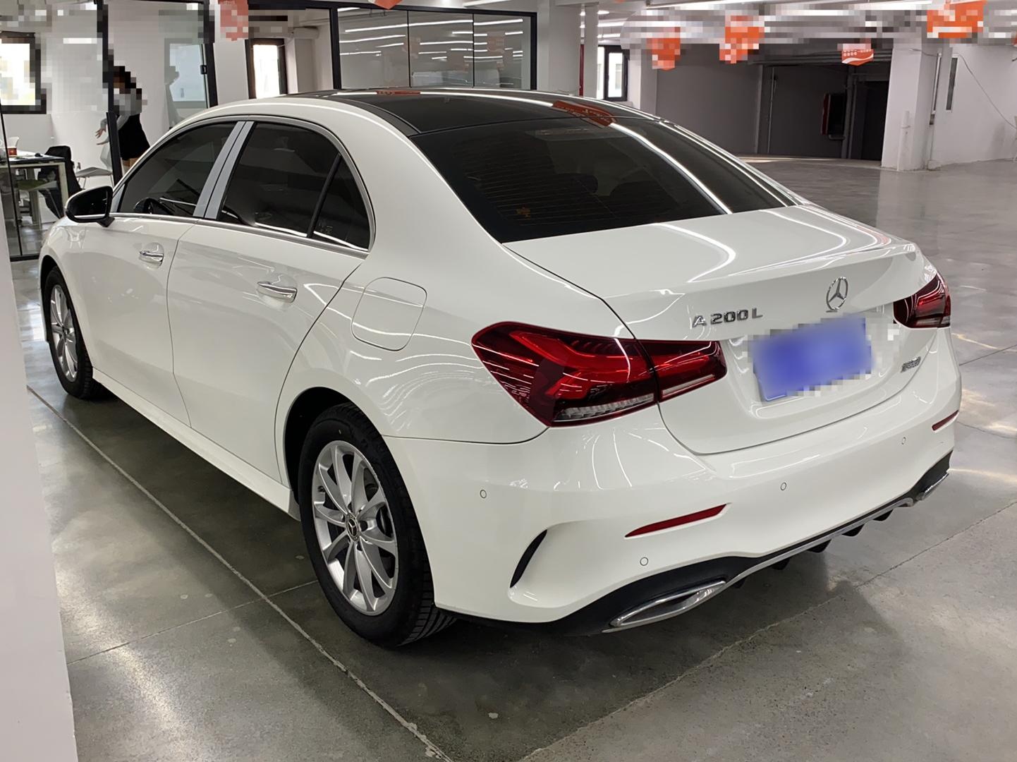 奔驰A级 2022款 改款 A 200 L 运动轿车时尚型