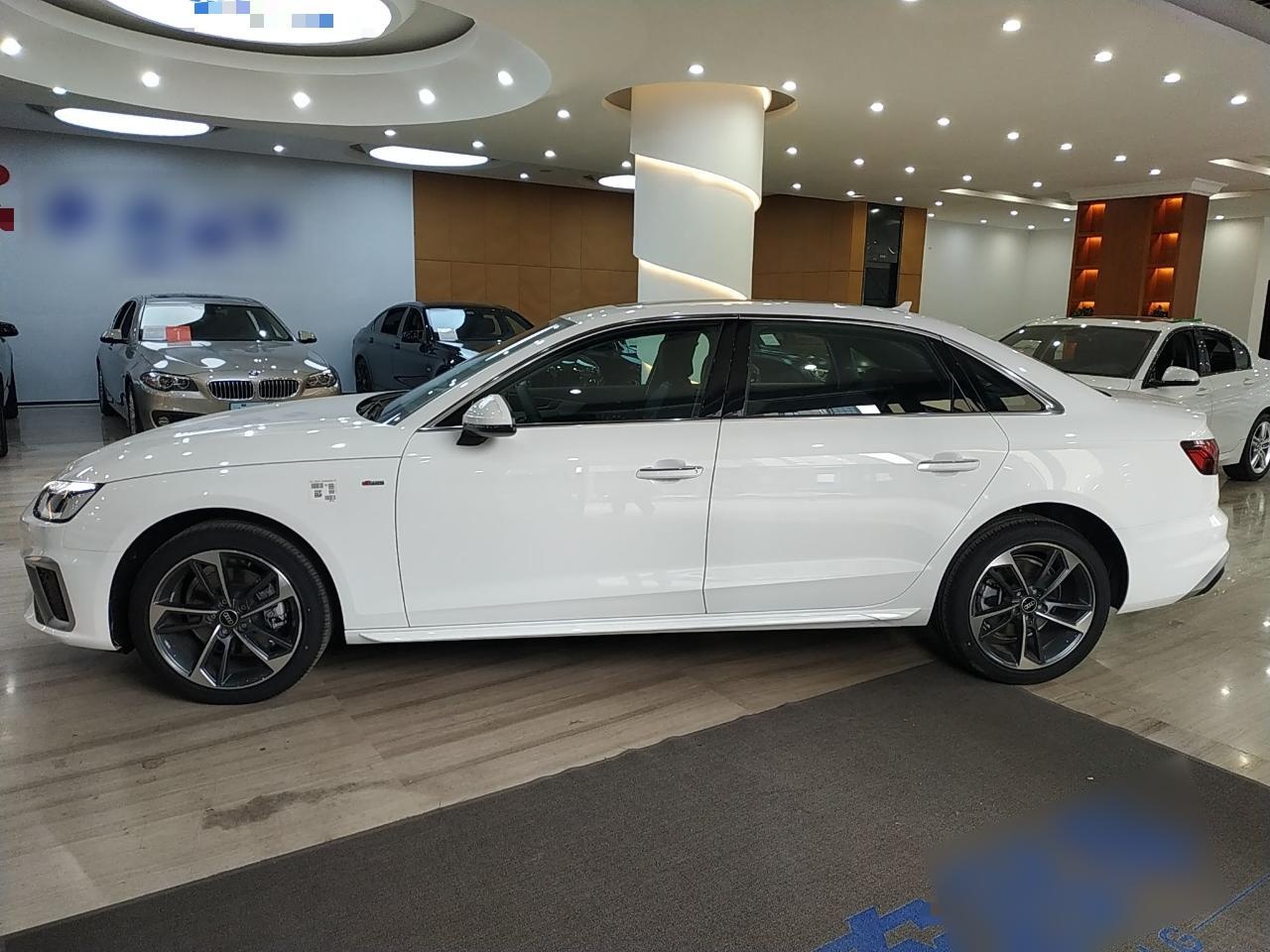 奥迪A4L 2022款 40 TFSI 时尚动感型