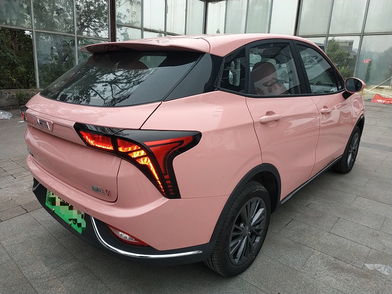 哪吒汽车 哪吒V 2022款 潮 400 Lite 粉色定制款