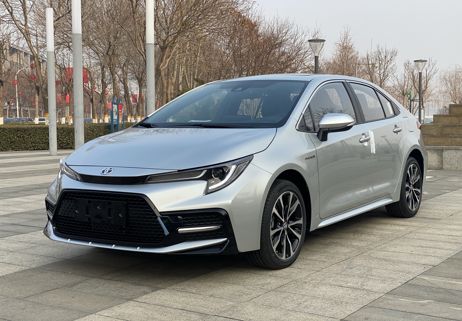 丰田 雷凌 2022款 双擎 1.8H E-CVT运动版