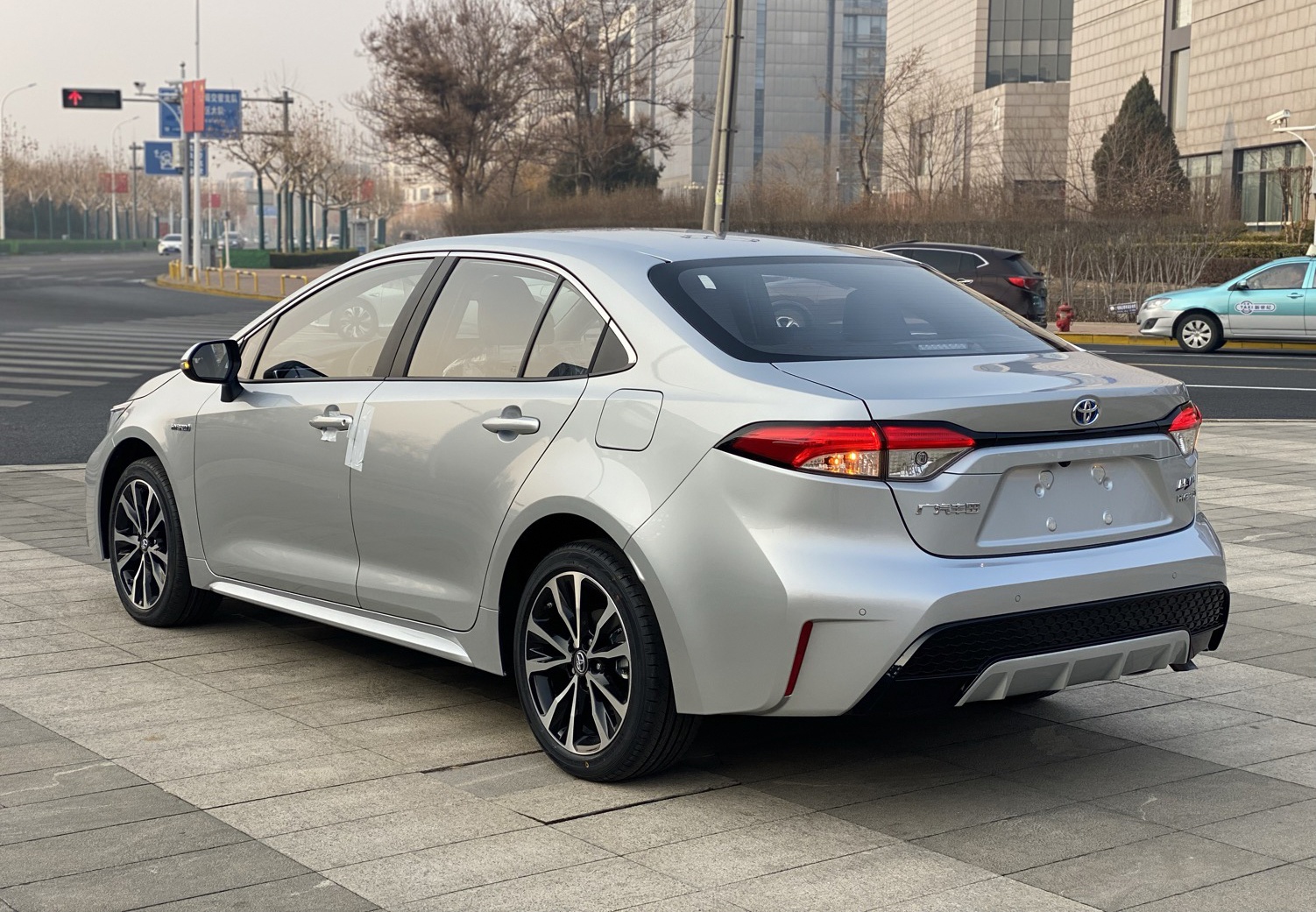 丰田 雷凌 2022款 双擎 1.8H E-CVT运动版