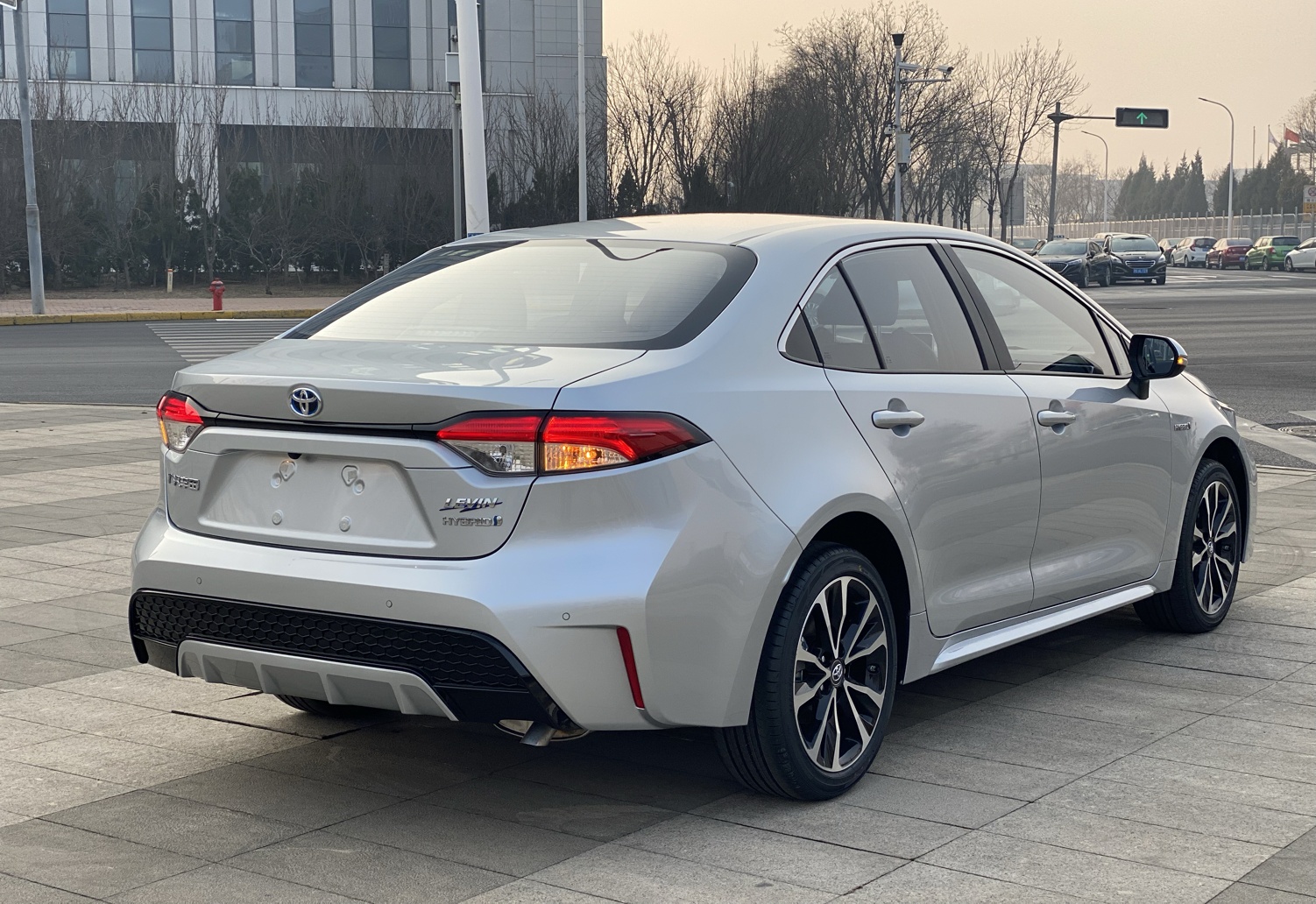 丰田 雷凌 2022款 双擎 1.8H E-CVT运动版