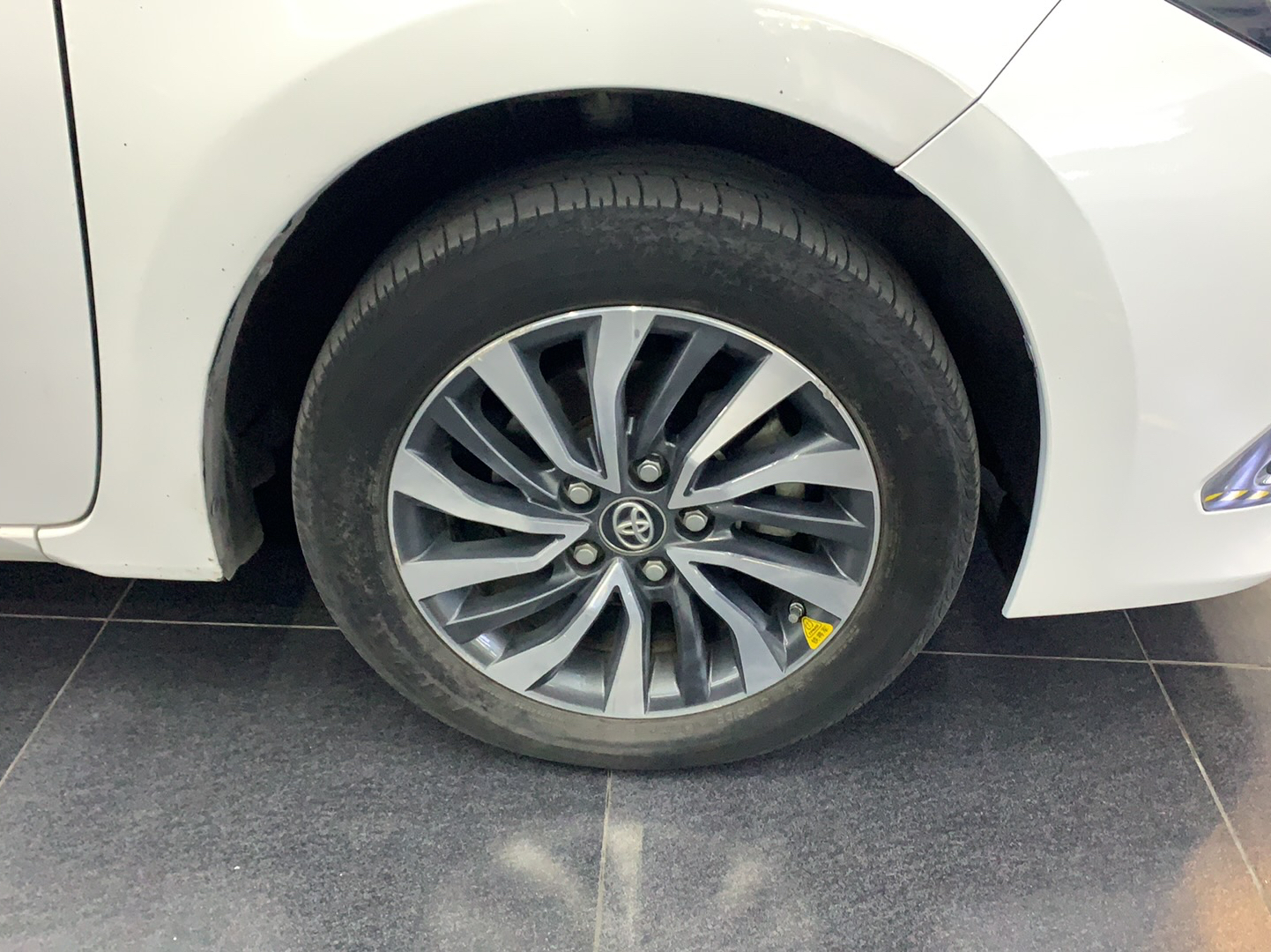 丰田 卡罗拉 2017款 改款双擎 1.8L E-CVT精英版