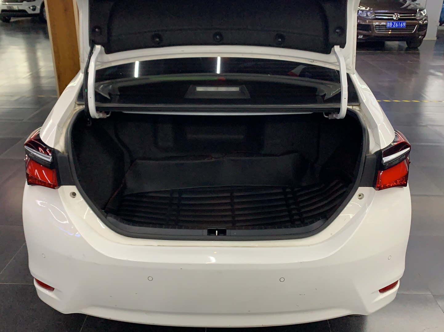 丰田 卡罗拉 2017款 改款双擎 1.8L E-CVT精英版