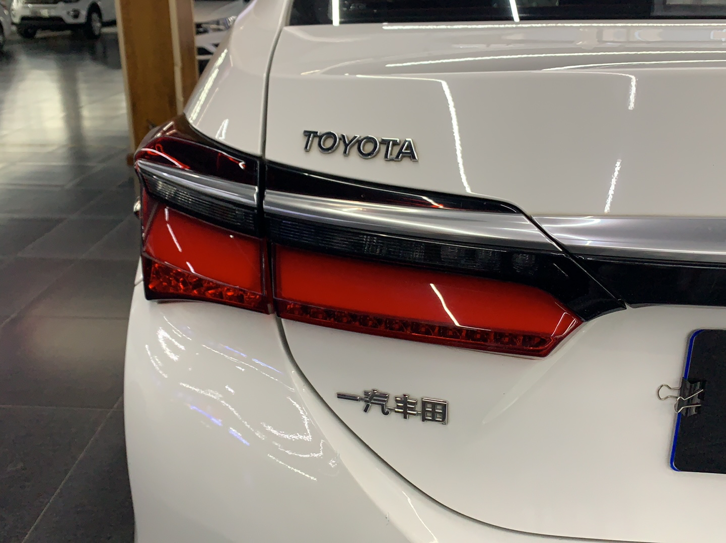 丰田 卡罗拉 2017款 改款双擎 1.8L E-CVT精英版