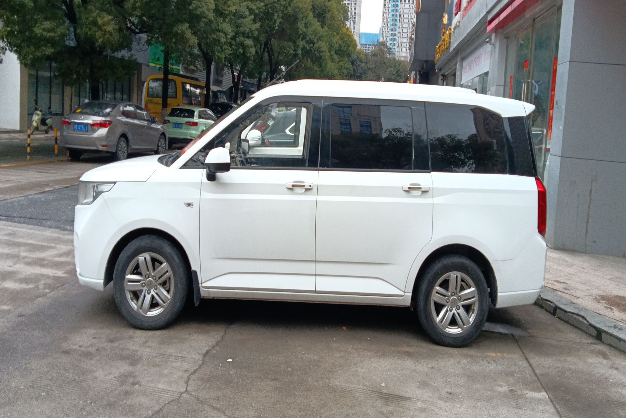 五菱汽车 五菱宏光PLUS 2019款 1.5T 手动舒适型 7座