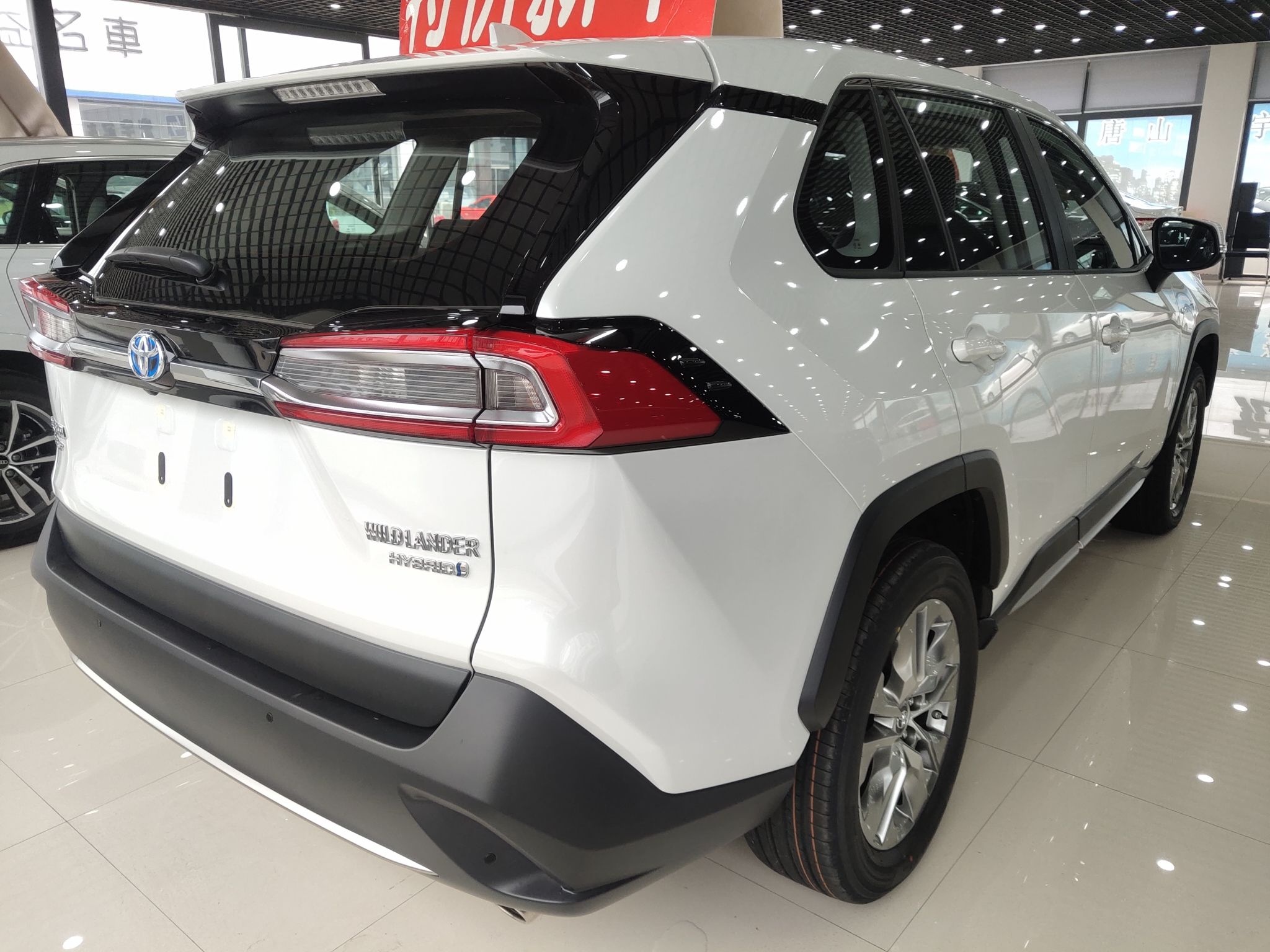 丰田 威兰达 2022款 双擎 2.5L E-CVT四驱豪华PLUS版