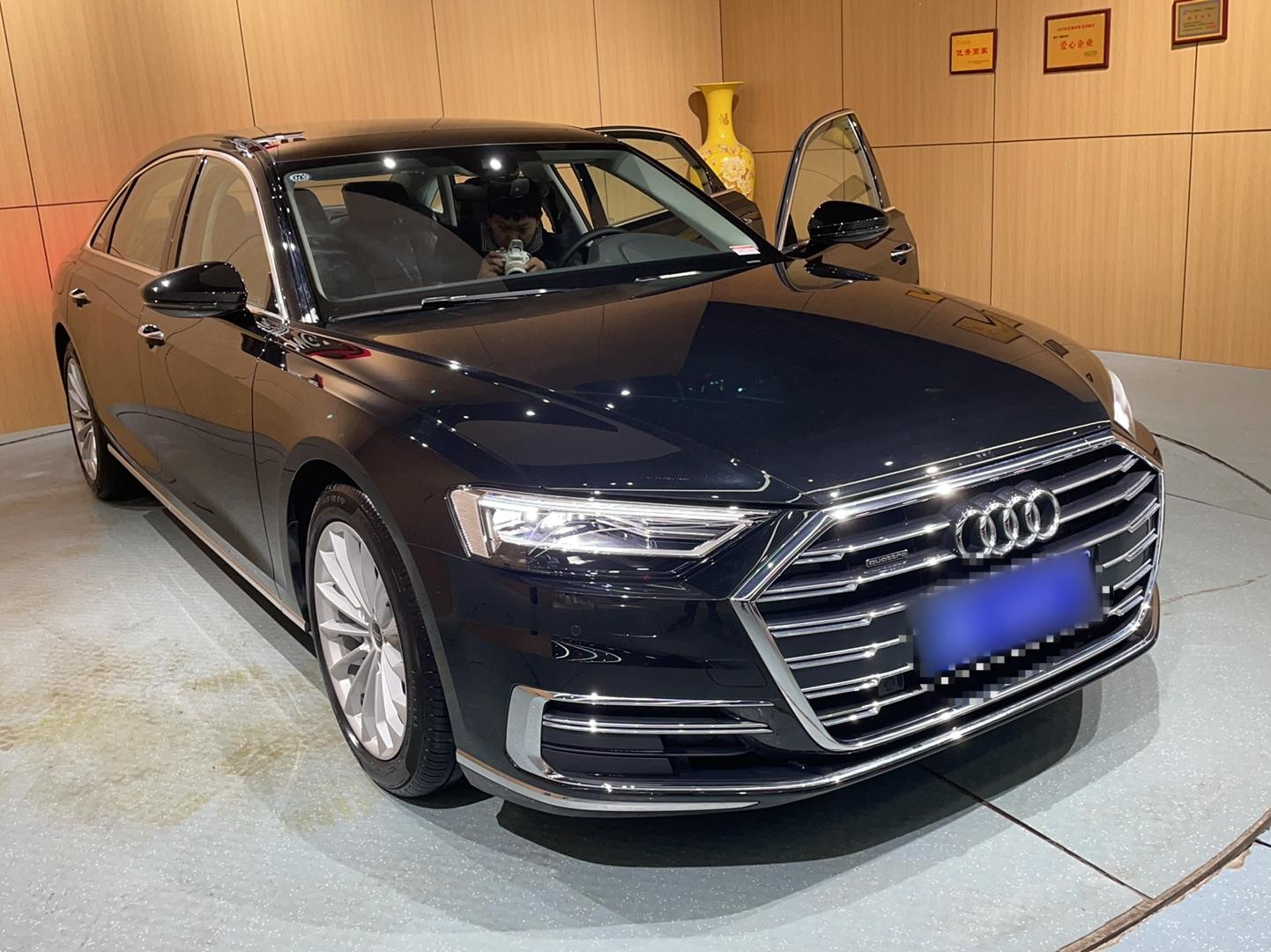 奥迪A8L 2022款 A8L 50 TFSI quattro 舒适型典藏版(进口)