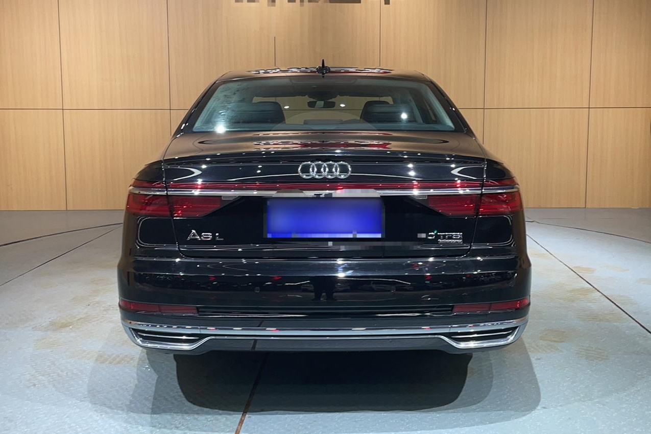 奥迪A8L 2022款 A8L 50 TFSI quattro 舒适型典藏版(进口)