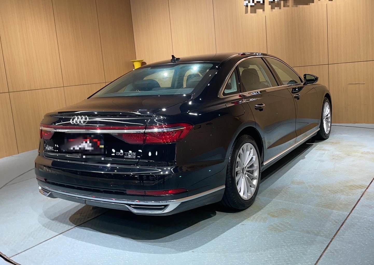 奥迪A8L 2022款 A8L 50 TFSI quattro 舒适型典藏版(进口)