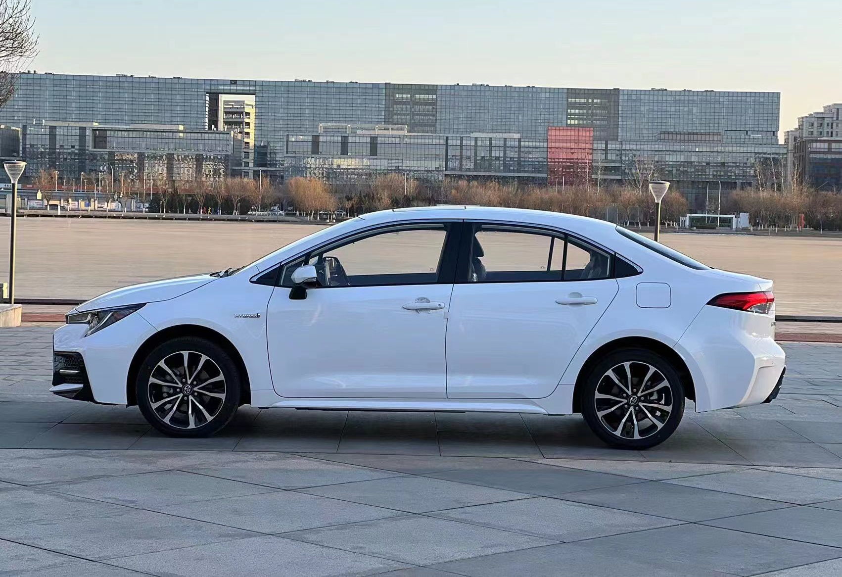 丰田 雷凌 2021款 双擎 1.8H E-CVT运动版