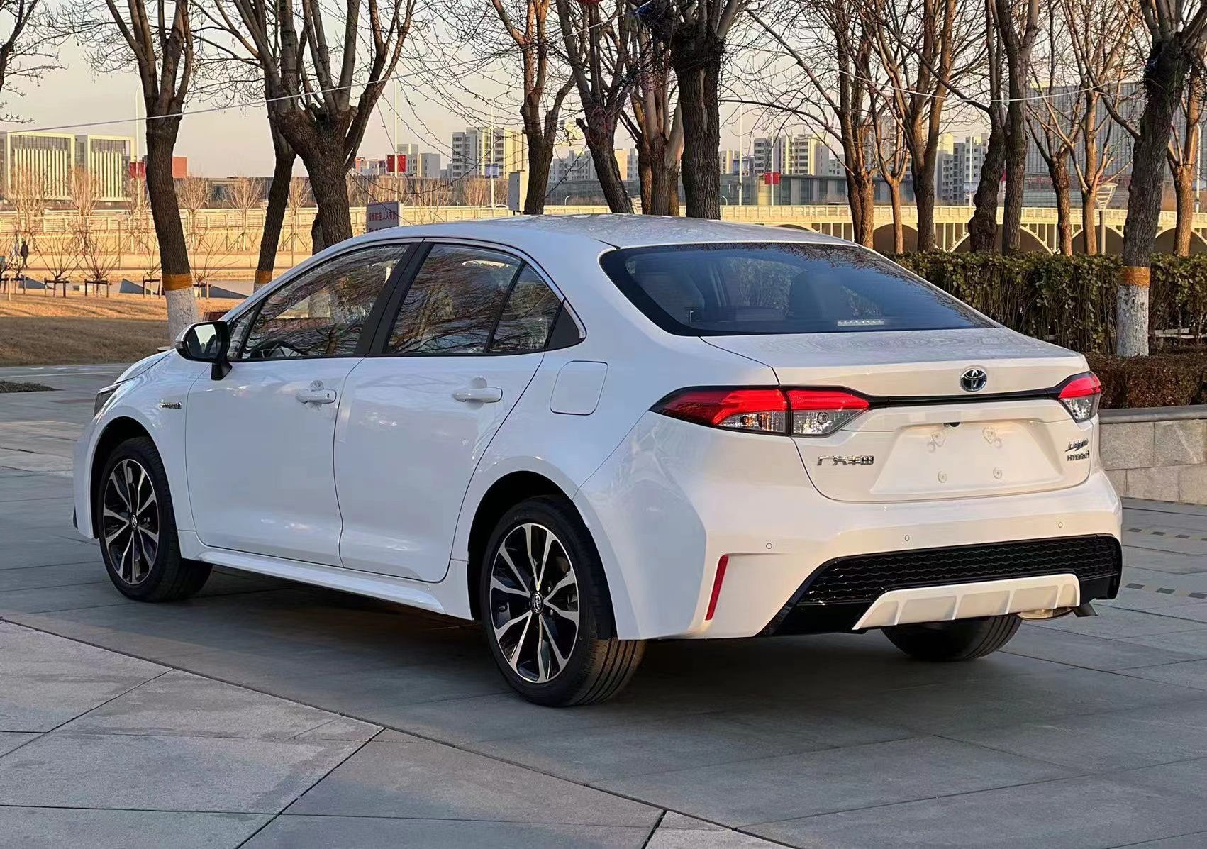 丰田 雷凌 2021款 双擎 1.8H E-CVT运动版