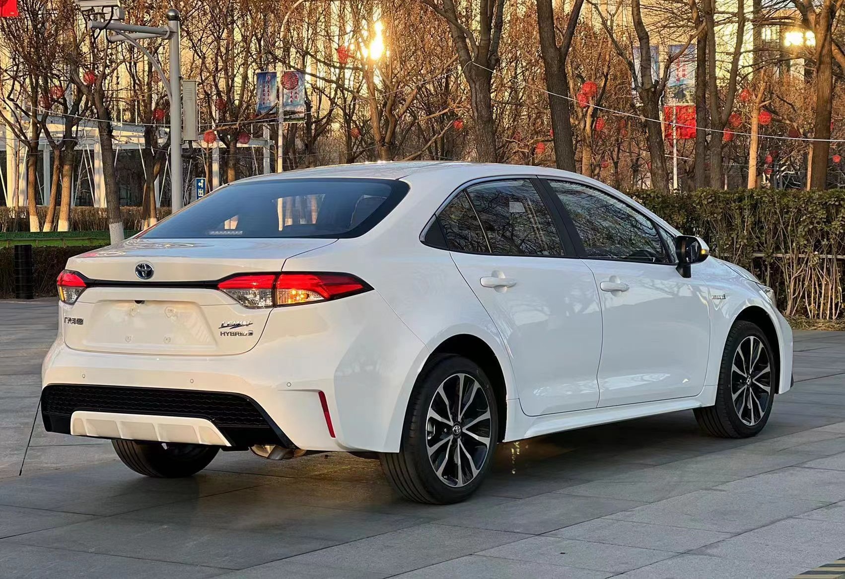 丰田 雷凌 2021款 双擎 1.8H E-CVT运动版