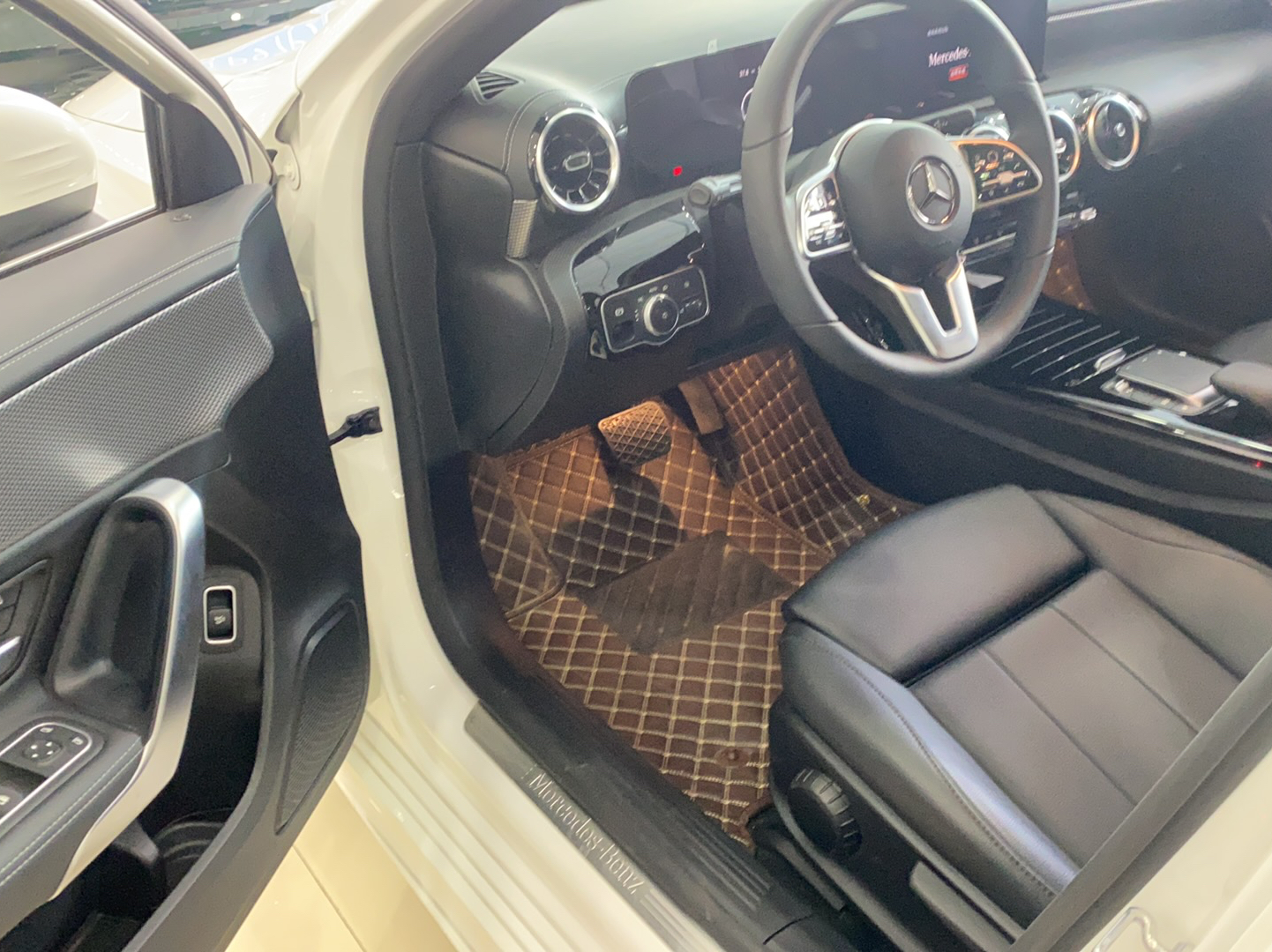 奔驰A级 2021款 改款 A 180 L 运动轿车