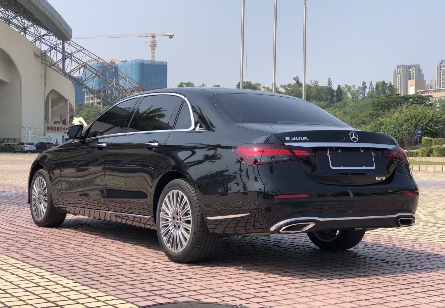 奔驰E级 2023款 E 300 L 豪华型