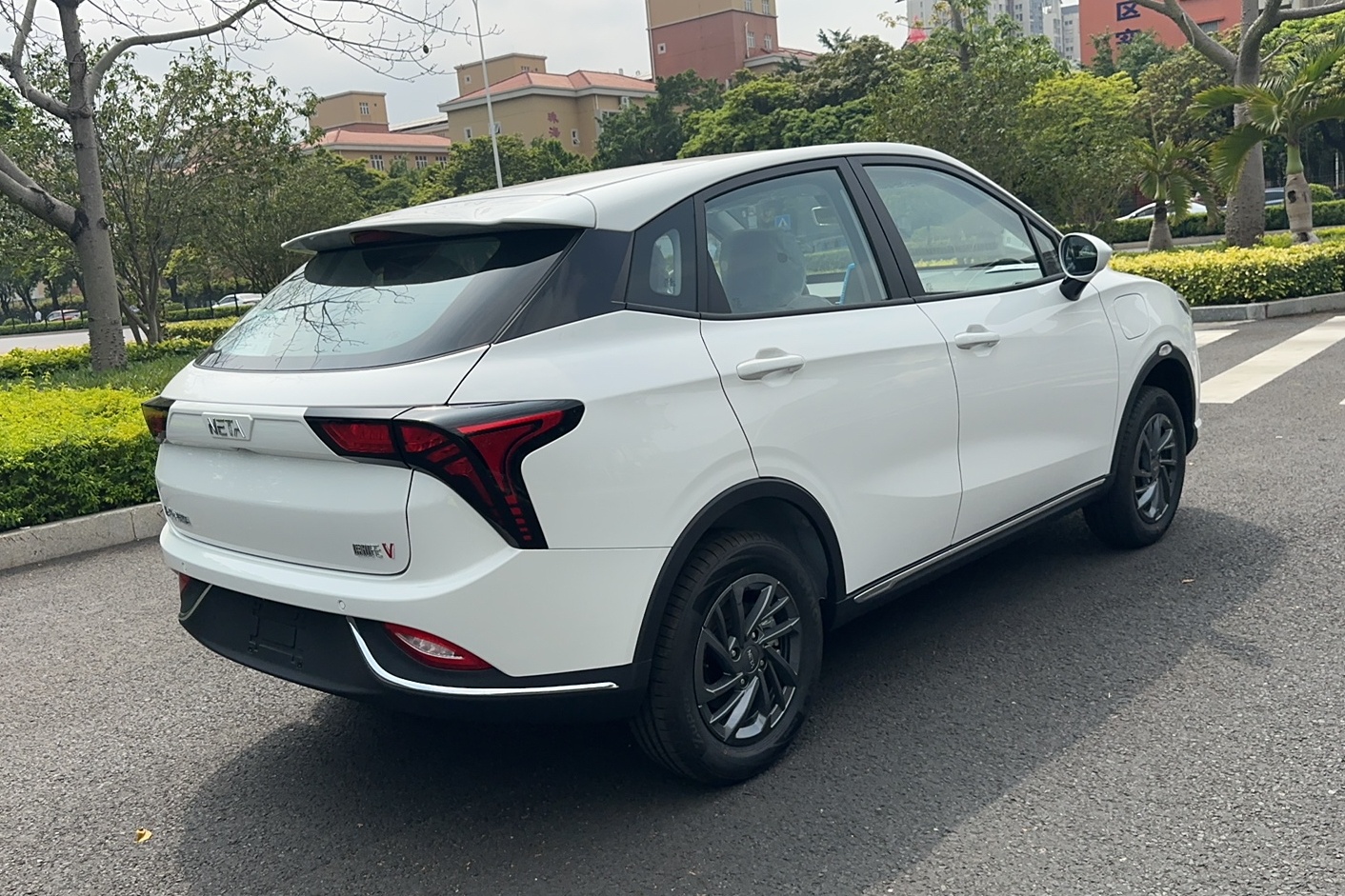 哪吒汽车 哪吒V 2022款 潮 300 Lite 三元锂