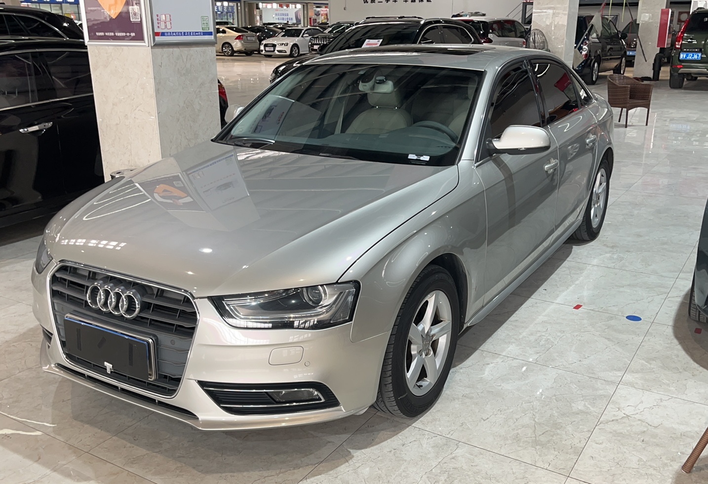 奥迪A4L 2015款 35 TFSI 自动标准型