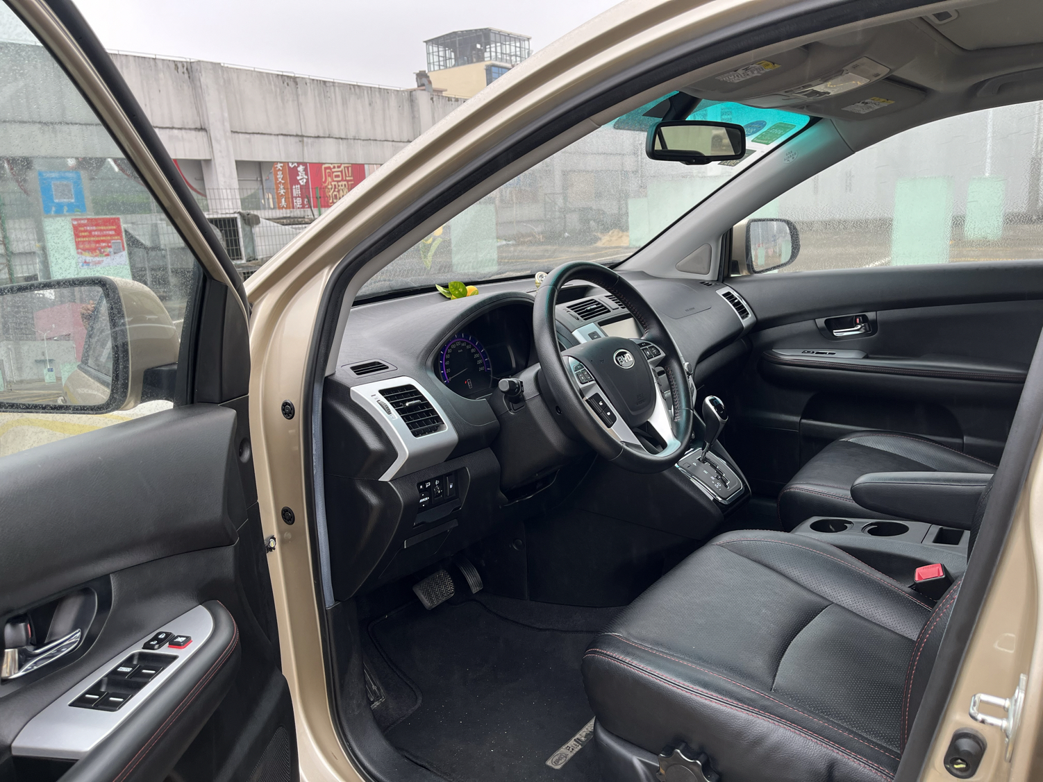 比亚迪S6 2014款 2.4L 自动尊贵型 5座