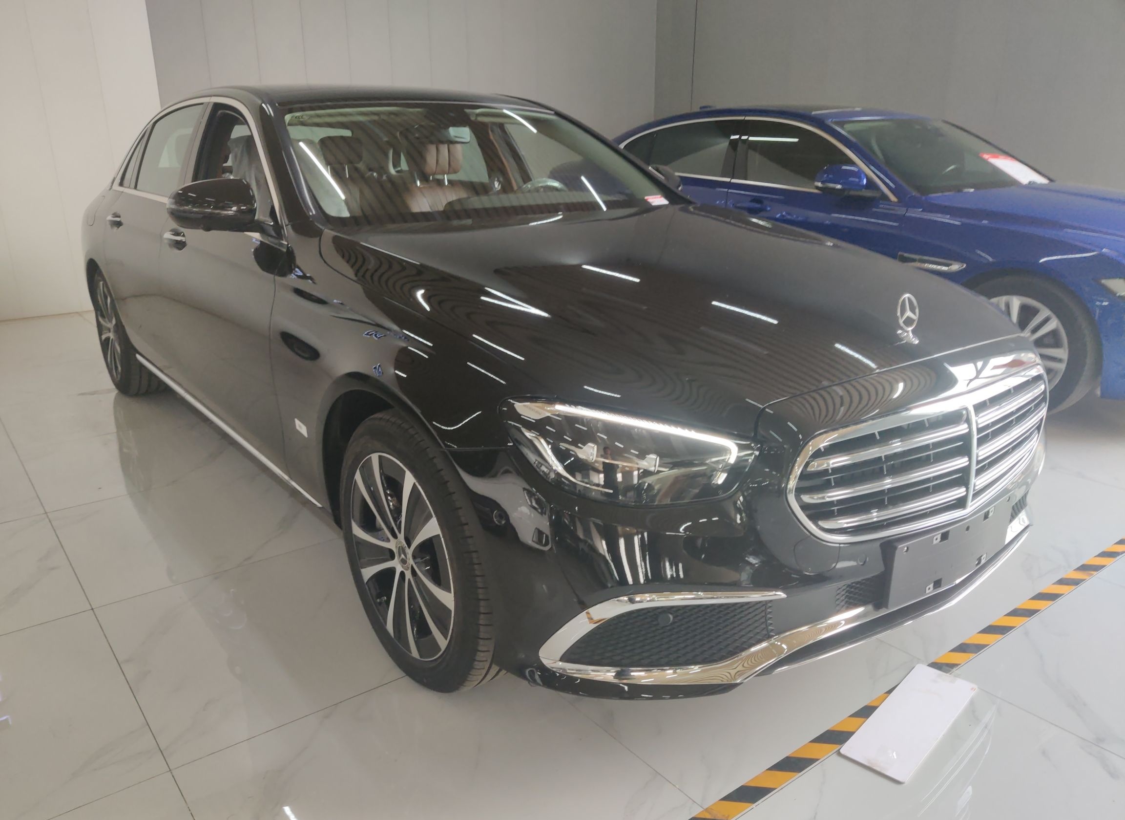 奔驰E级新能源 2023款 E 350 e L 插电式混合动力轿车