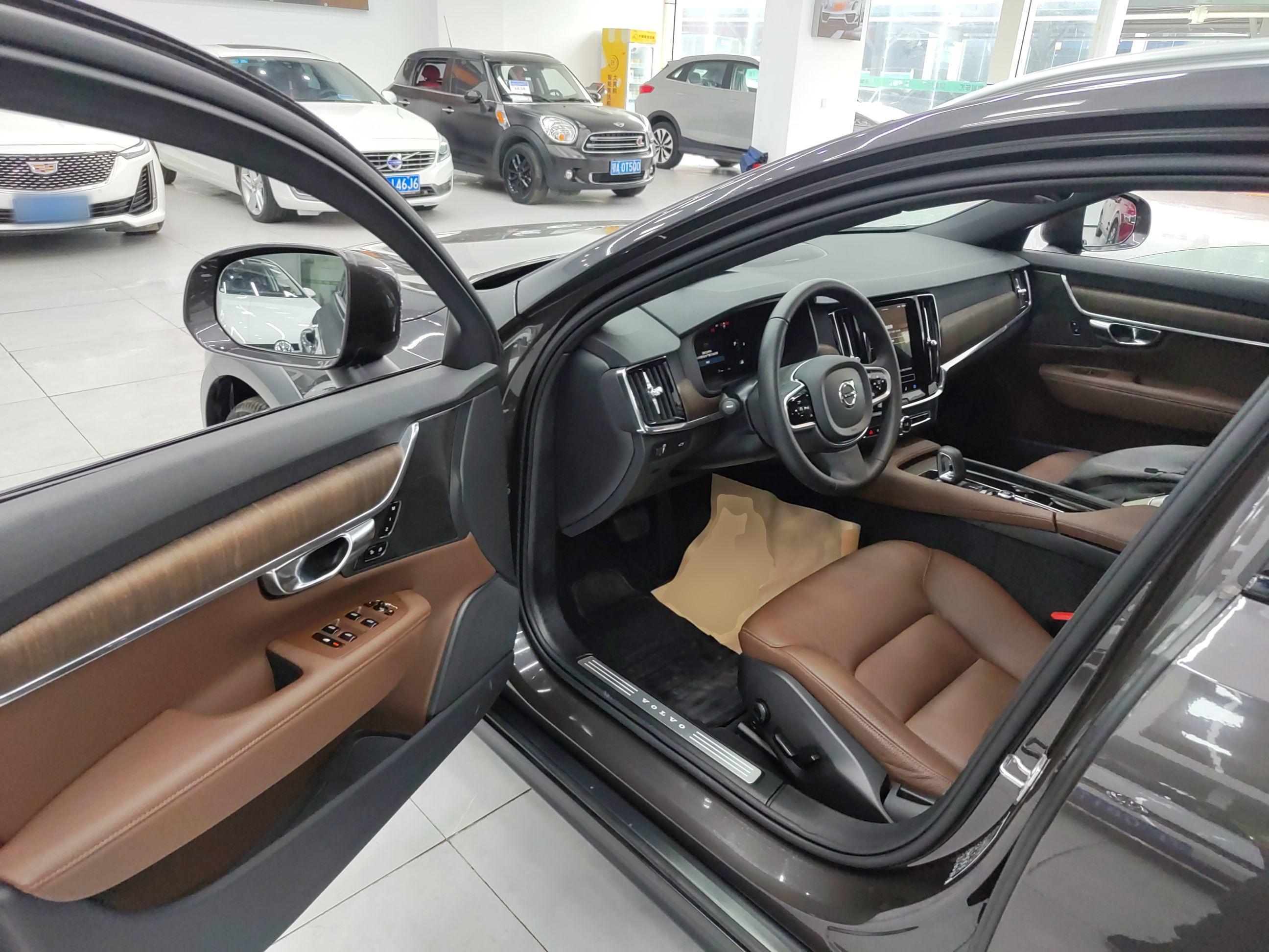 沃尔沃V90 2022款 Cross Country B5 AWD 智远版(进口)