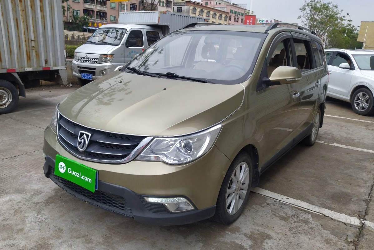 宝骏730 2014款 1.5L 手动豪华导航ESP版 7座