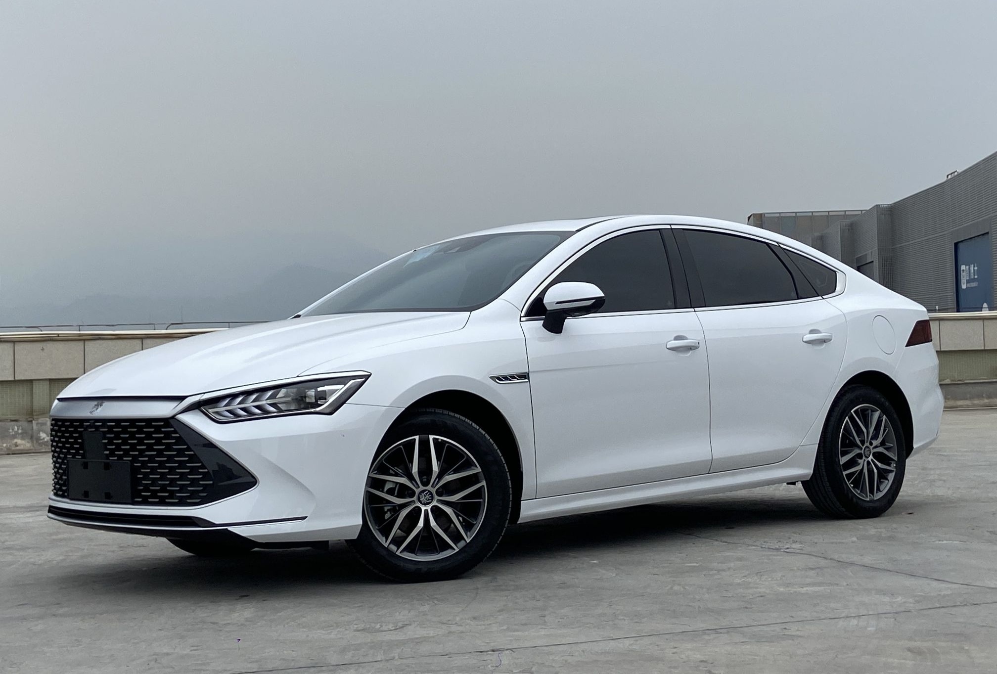 比亚迪 秦PLUS 2023款 冠军版 DM-i 120KM卓越型