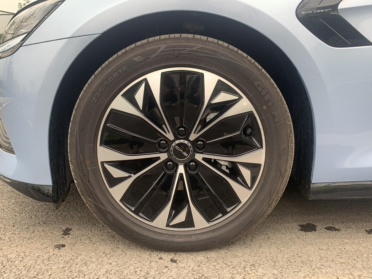 比亚迪 海豹 2022款 550km 标准续航后驱版尊贵型