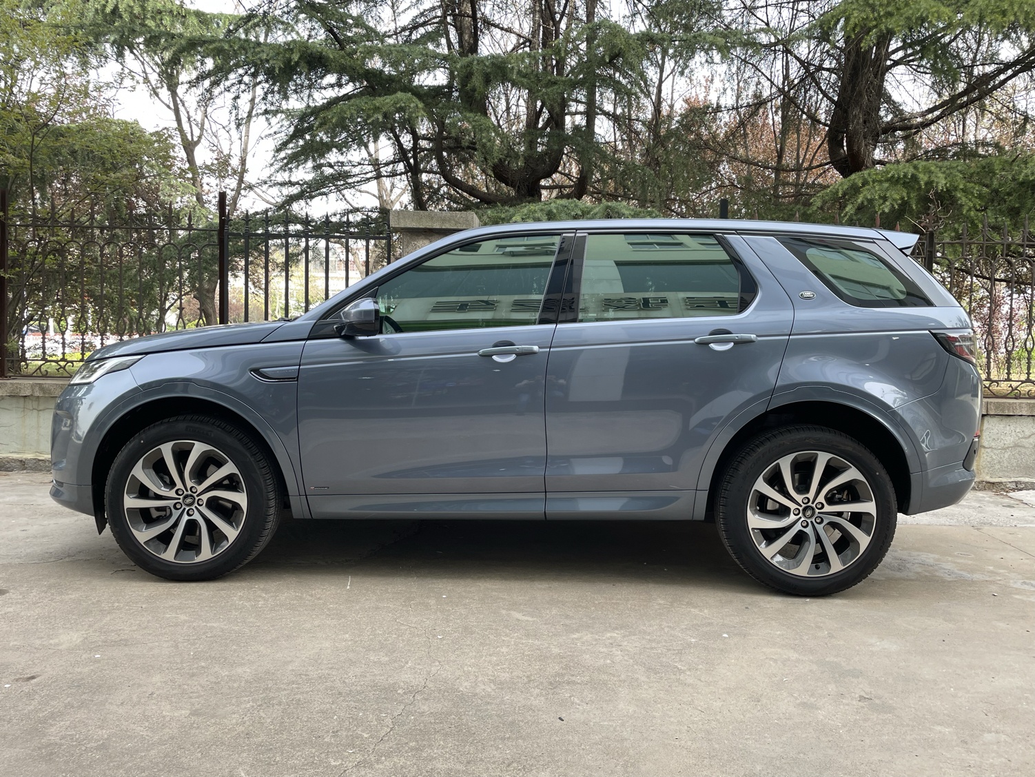 路虎 发现运动版 2022款 249PS R-Dynamic SE 性能科技版 5座