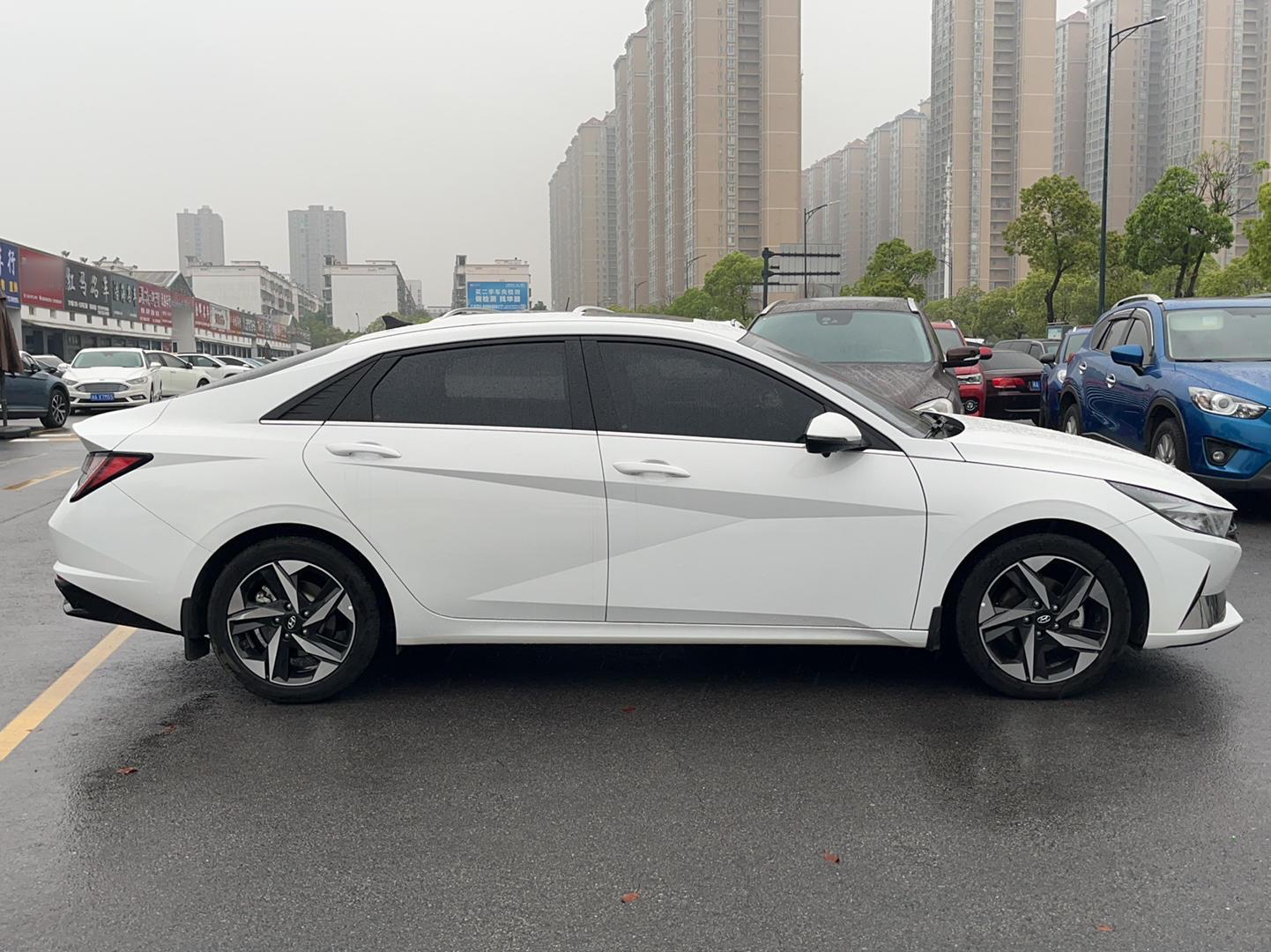 现代 伊兰特 2021款 1.5L LUX尊贵版