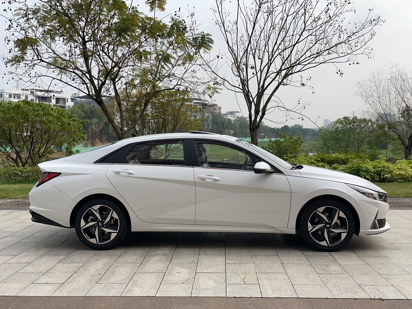 现代 伊兰特 2022款 1.5L CVT LUX尊贵版