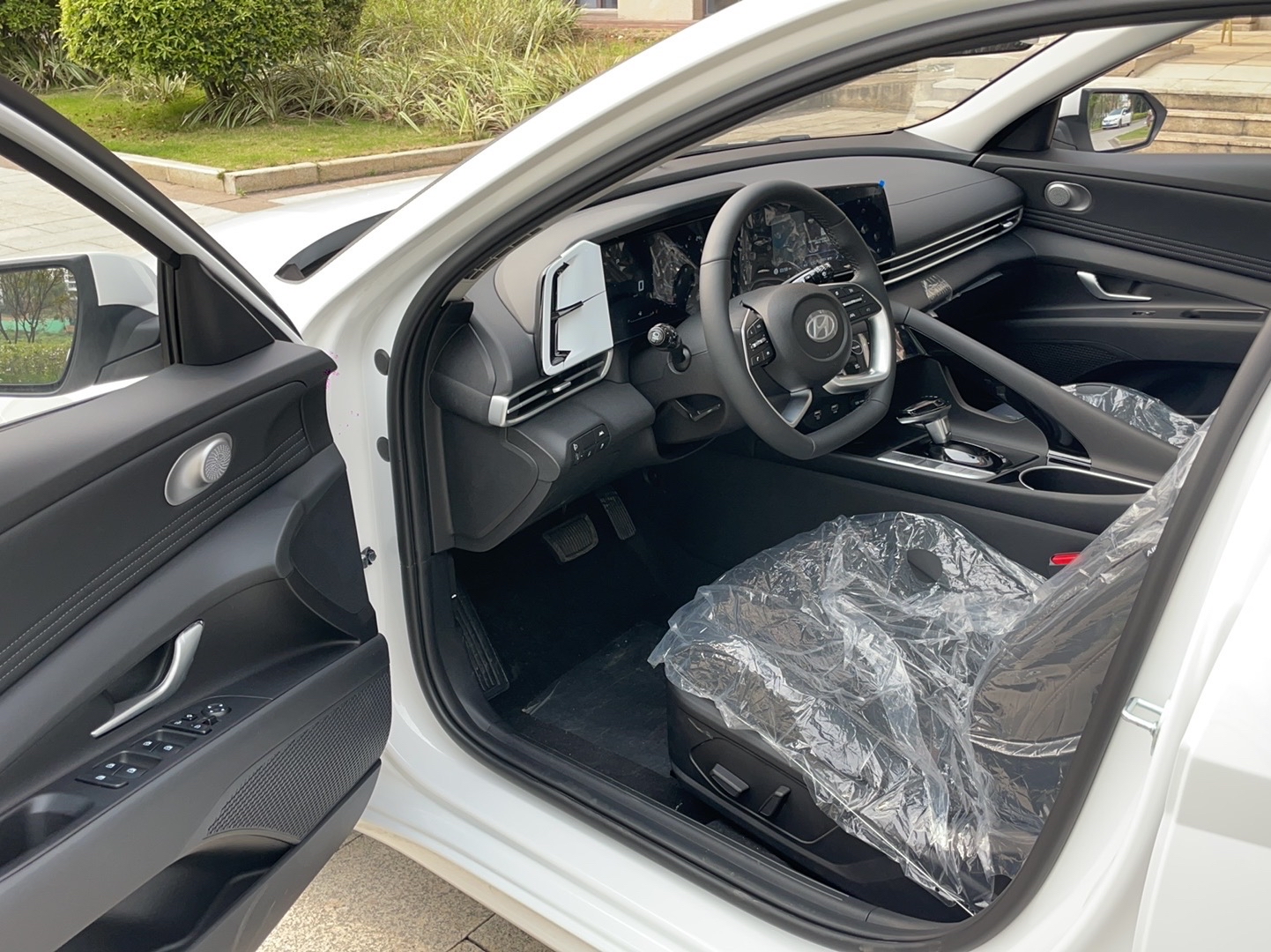 现代 伊兰特 2022款 1.5L CVT LUX尊贵版