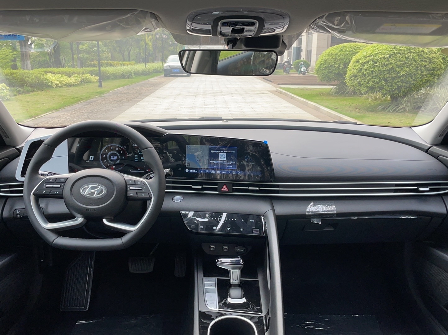 现代 伊兰特 2022款 1.5L CVT LUX尊贵版