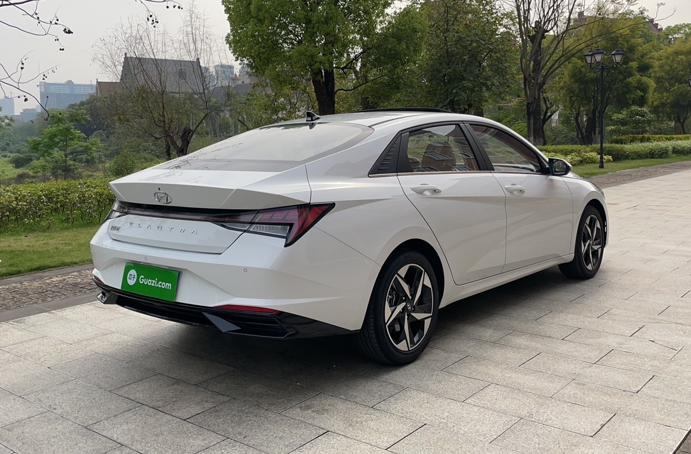 现代 伊兰特 2022款 1.5L CVT LUX尊贵版